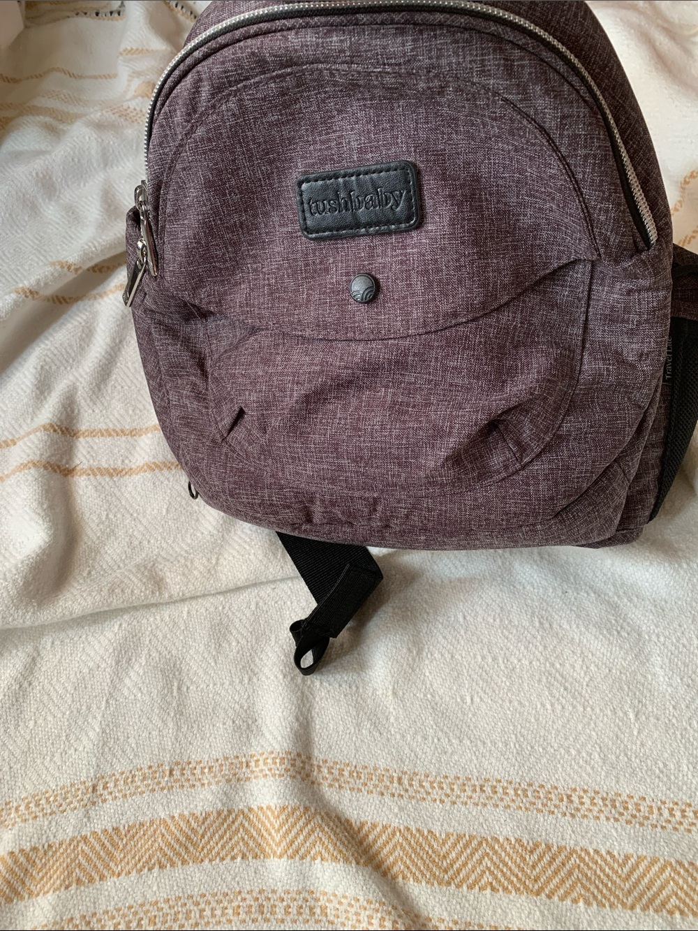 Tushbaby Travel Lite Hip Seat Carrier in Charcoal - Picture 2 of 10